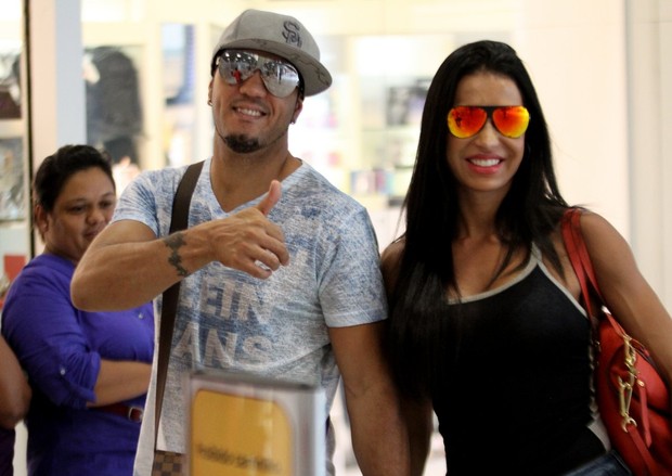 Belo e Gracyanne Barbosa no aeroporto (Foto: Henrique Oliveira / FotoRioNews)