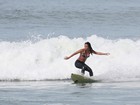 Daniele Suzuki surfa de barriga de fora em praia do Rio