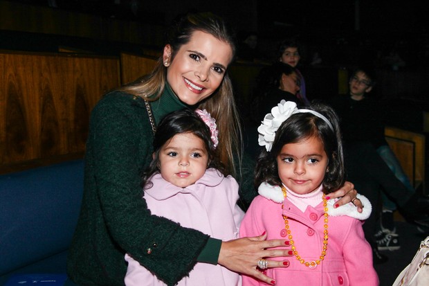 Flavia Fonseca com as filhas Isabella e Helena  (Foto: Manuela Scarpa /Foto Rio News)