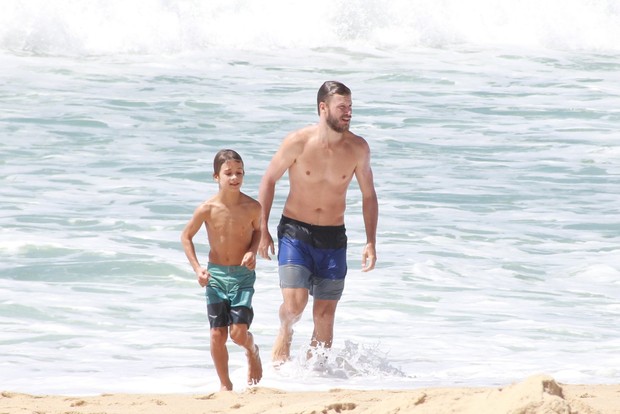 Rodrigo Hilbert com filho em Ipanema (Foto: AgNews  / AgNews)