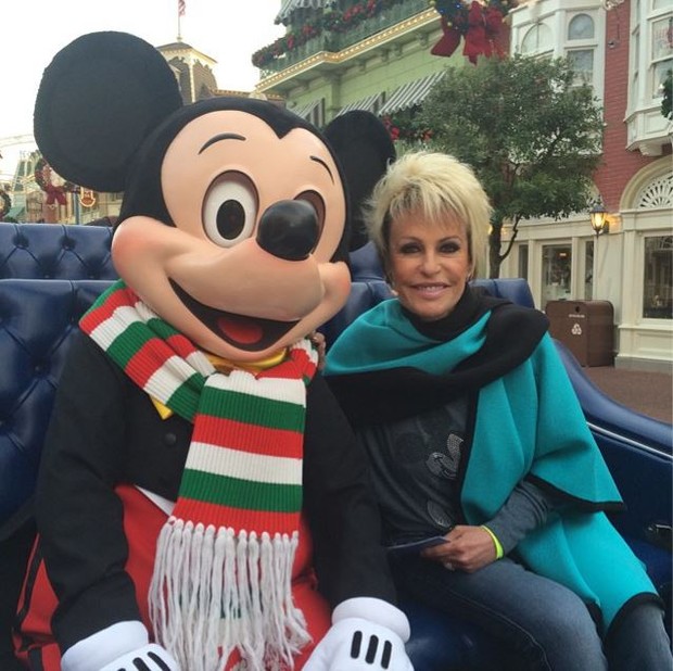 Ana Maria Braga posa com Mickey Mouse na Disney (Foto: Reprodução / Instagram)