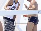 Opa! Neymar dá coçadinha indiscreta durante passeio de barco em Ibiza