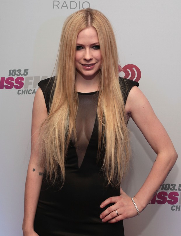 Avril Lavigne em bastidores de apresentação em Chicago, nos Estados Unidos (Foto: Jeff Schear/ Getty Images/ AFP)