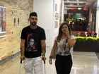 De muletas, Radamés passeia com Viviane Araújo em shopping