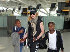 Madonna embarca em aeroporto de Londres com os filhos