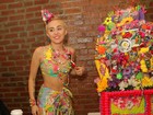 Miley Cyrus se empolga em desfile e atravessa passarela, em Nova York