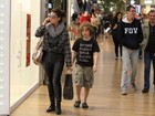 Giovanna Antonelli vai com o filho ao shopping