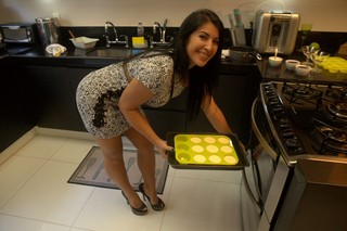 Com ajuda de amiga, Priscila Pires faz receitas fit para não sair da dieta nesta Páscoa (Foto: Isac Luz / EGO)