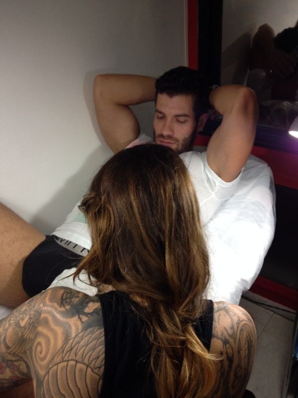 Roni, ex-bbb faz tatuagem (Foto: Divulgação)