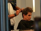 Edson Celulari corta o cabelo em salão no Rio 