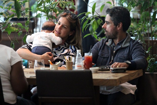 Nivea Stelmann e marido em restaurante na Barra da Tijuca, RJ (Foto: Johnson Parraguez / FotoRioNews)
