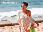 Ex-BBB Karla registra primeira vez da filha na praia
