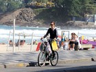 De férias, Júlia Lemmertz faz passeio de bicicleta no Rio
