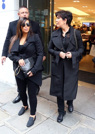 Kim Kardashian com a mãe, Kris Jenner, em uma loja em Paris, na França (Foto: Grosby Group/ Agência)