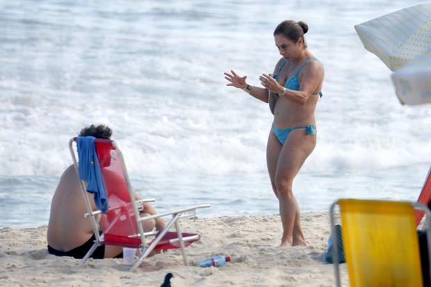 Cissa Guimarães na praia (Foto: Gil Rodrigues / Foto Rio News)