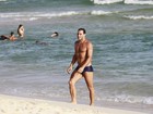 Henri Castelli aproveita o calor no Rio e vai à praia