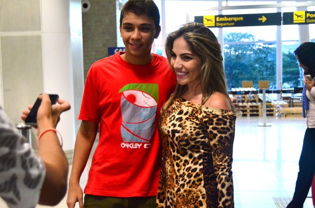 Anamara posa pra foto com fãs em aeroporto (Foto: William Oda/Agnews)
