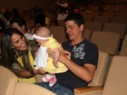 Fernanda Pontes e Diego Boni levam a filha ao teatro no Rio