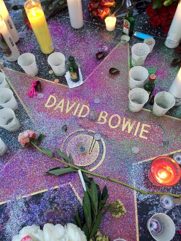 Estrela de David Bowie na Calçada da Fama, em Los Angeles, nos Estados Unidos, recebe glitter, velas e flores em homenagem ao cantor (Foto: REUTERS/Aron Ranen )