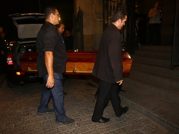 Caixão com o corpo de Paulo Goulart chega ao velório em São Paulo (Foto: Iwi Onodera/ EGO)