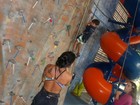 Mulher de Alexandre Frota escala parede de 14m em aula de alpinismo