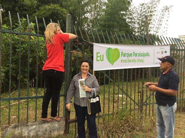 Amália Stringhini em frente ao local onde vai ficar o Parque Paraisópolis (Foto: Divulgação)