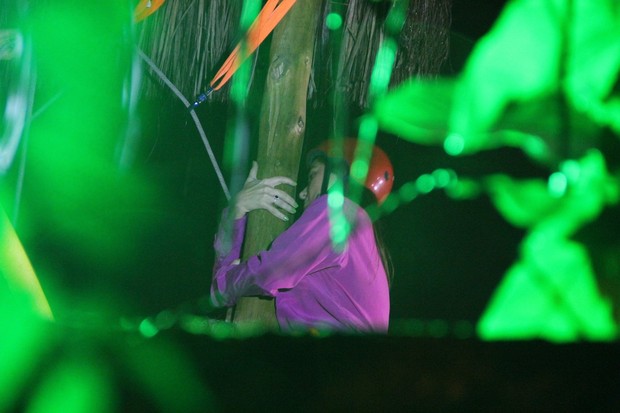 Giovanna Antonelli se agarra em poste de madeira para não cair (Foto: Rodrigo dos Anjos/Ag News)