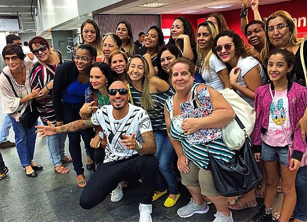 Fernando Medeiros com fãs (Foto: Reprodução / Instagram)