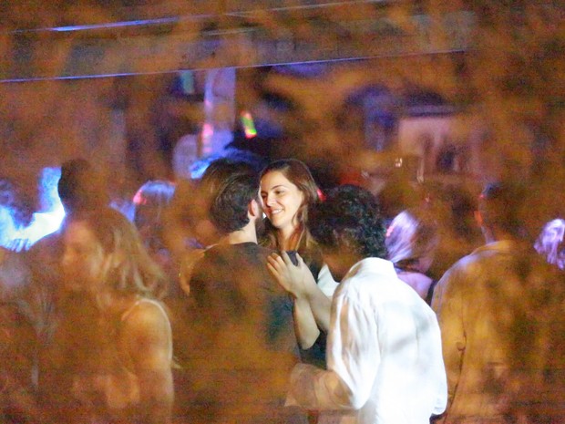 Tainá Müller em festa na Zona Oeste do Rio (Foto: Dilson Silva e Delson Silva/ Ag. News)