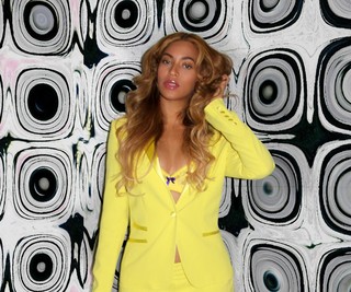 Beyoncé posa com sutiã à mostra (Foto: Site Oficial/ Reprodução)