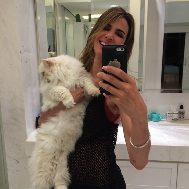 Luciana Gimenez posa com gato (Foto: Instagram/ Reprodução)