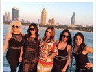 Kim Kardashian usa look transparente em passeio com amigas