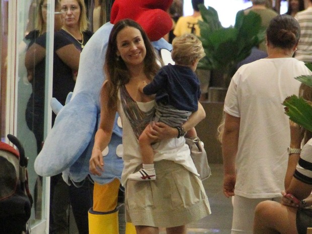 Gabriela Duarte com o filho Frederico em shopping no Rio (Foto: Marcus Pavão/ Ag. News)