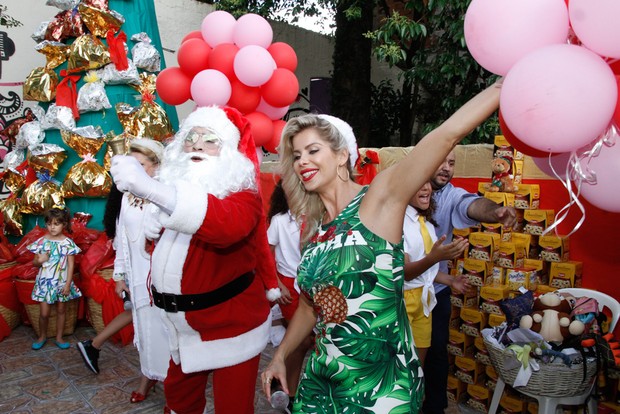 Karina Bacchi na chegada do Papai Noel (Foto: Amauri Nehn/Brazil News)