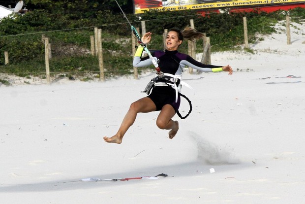 Cristiane Dias pratica kitesurf no Rio (Foto: Marcos Ferreira/AgNews)