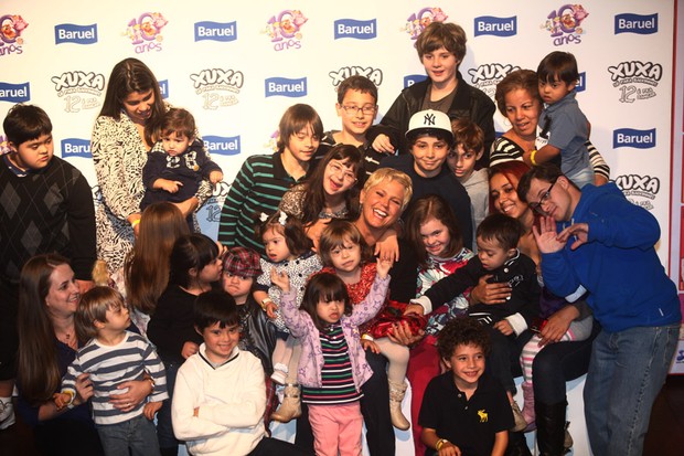Xuxa e crianças (Foto: Iwi Onodera / EGO)