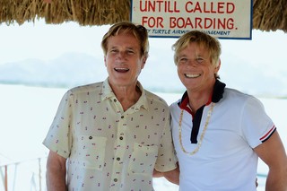 Randal Kleiser e Christopher Atkins em viagem à ilha Turtle (Foto: Reprodução/Facebook Turtle Island)