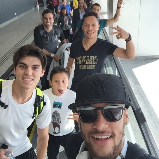 Neymar desembarca (Foto: reprodução/Facebook)
