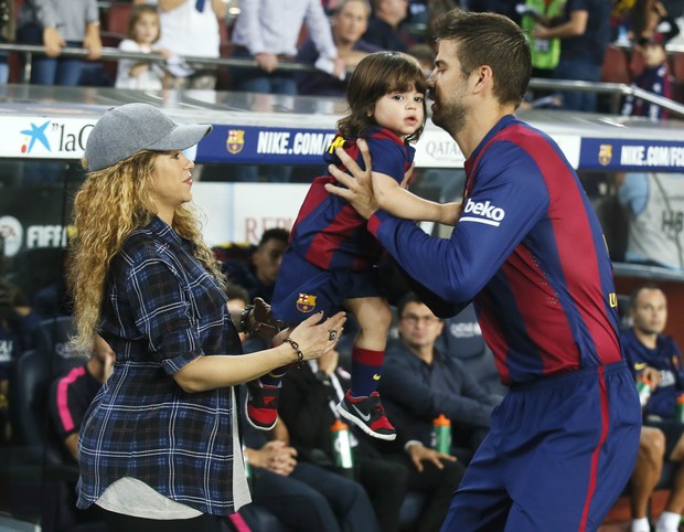 Shakira e Piqué com Milan (Foto: REUTERS/Albert Gea)