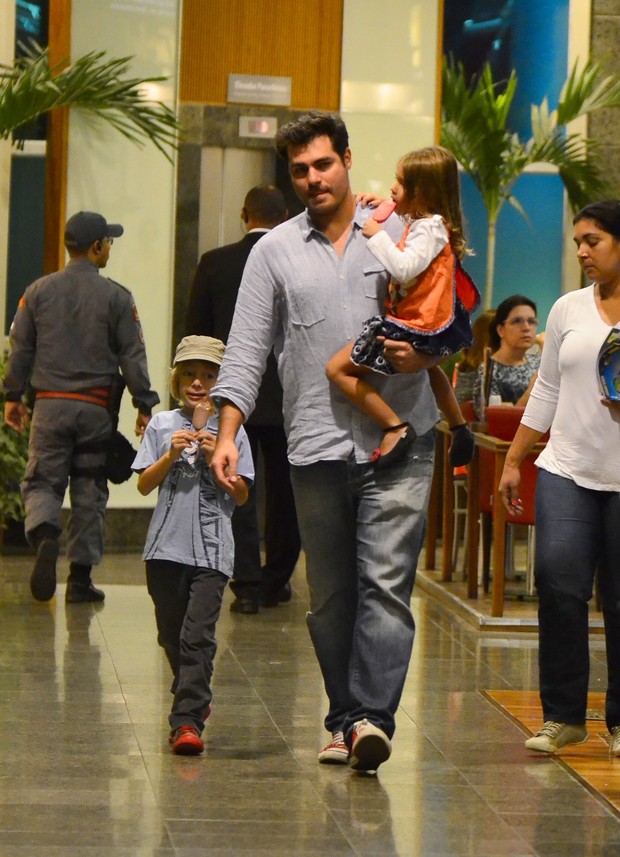 Thiago Lacerda e Vanessa Lóes com os filhos (Foto: Henrique Oliveira / Agnews)
