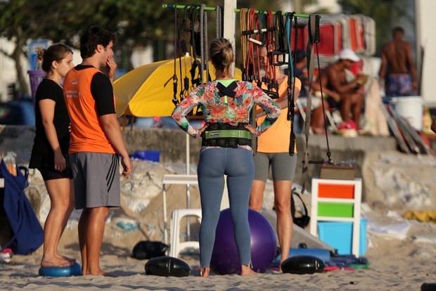 Guilhermina Guinle treina na praia (Foto: André Freitas / AgNews)