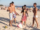 Depois de affair com Justin Bieber, Tati Neves ganha fãs na praia