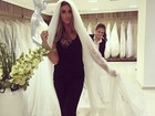 Nicole Bahls escolhe véu e anuncia: 'Para o meu casamento'