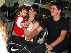 Fernanda Pontes desembarca em SP com marido e a filha, Malu