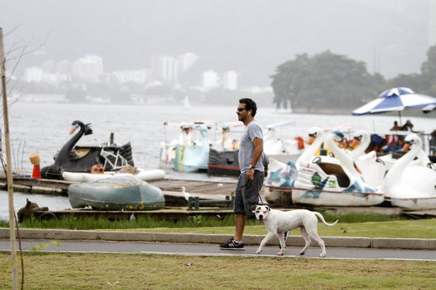 Marcos Palmeira passeia na Lagoa (Foto: Gil Rodrigues / Foto Rio News)