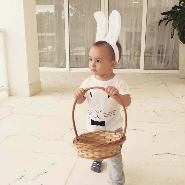 Alexandre, filho de Ana Hickmann, com orelhas de coelho para a Páscoa (Foto: Instagram)