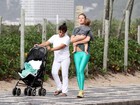 Letícia Birkheuer passeia com o filho na orla do Rio