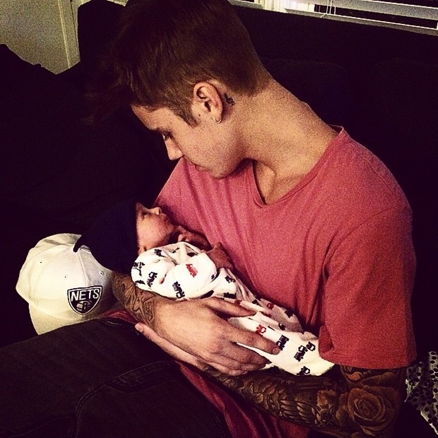 Justin Bieber posa com bebê (Foto: Instagram/ Reprodução)