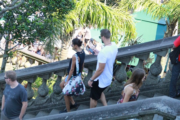  A angel da Victoria&#39;s Secret Lais Ribeiro e o namorado, o jogador de basquete Jared Homan, passeiam por pontos turísticos do Rio de Janeiro (Foto: AgNews)