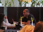 Adriano almoça na companhia da namorada